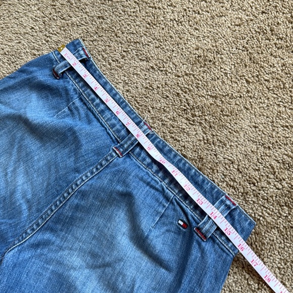 Vintage Y2K Tommy Hilfiger Mid Rise Patch Pocket Denim Shorts - Picture 6 of 8